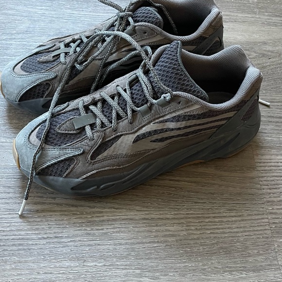 YEEZY BOOST 700 v2 ‘GEODE’ size 11 - Picture 2 of 8